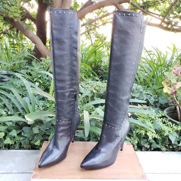 Gorgeous Valentina Italian-Made Black Leather Boot - Picture 4 of 10